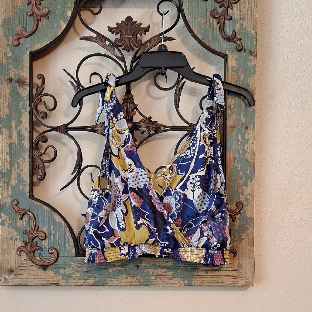 🔥 3 for $25 SALE SHEIN Blue and Yellow Sleeveless Wrap Crop Top. Size MEDIUM - Picture 3 of 6